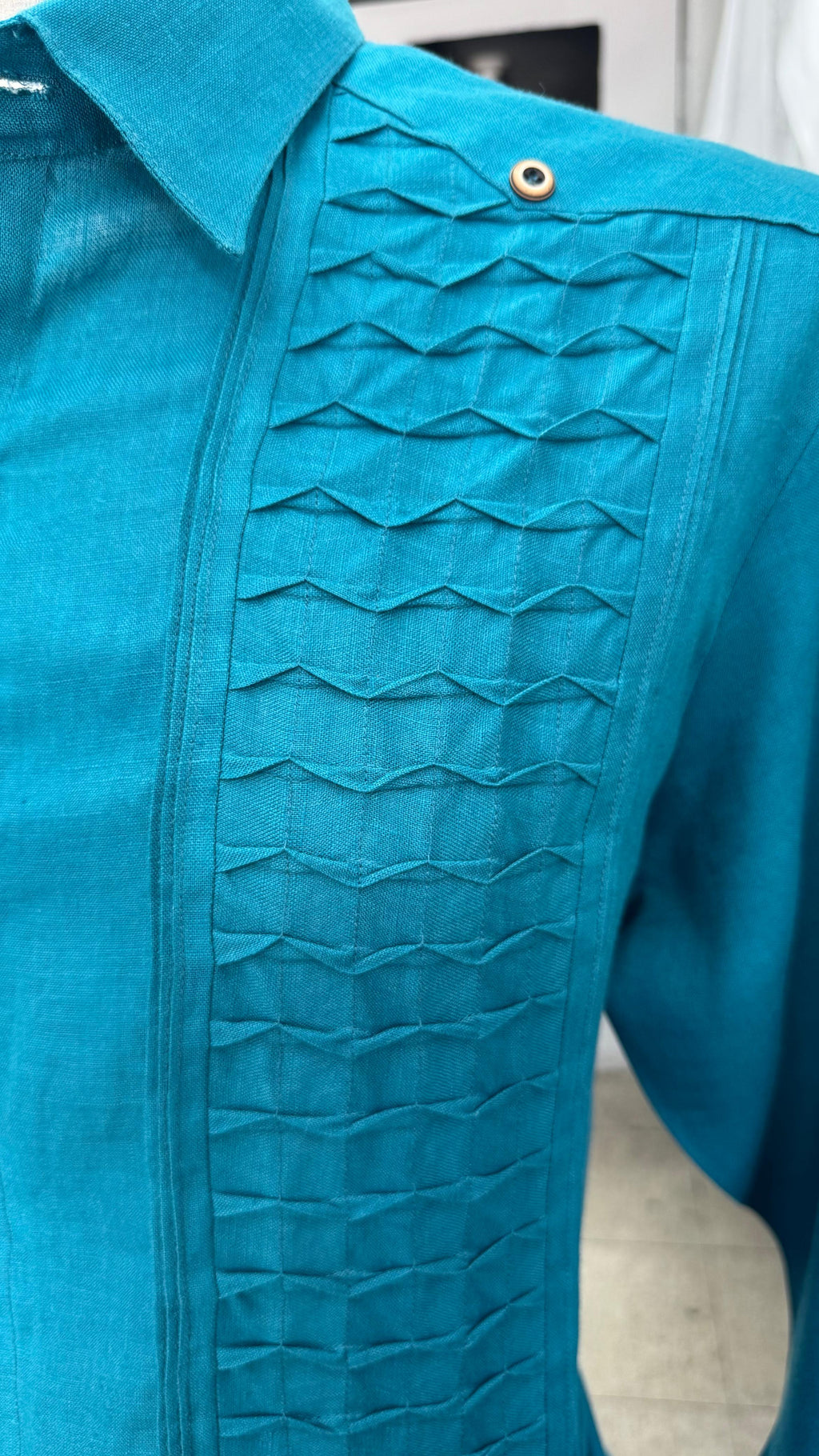 Guayabera Escama Azúl Petróleo 100% lino